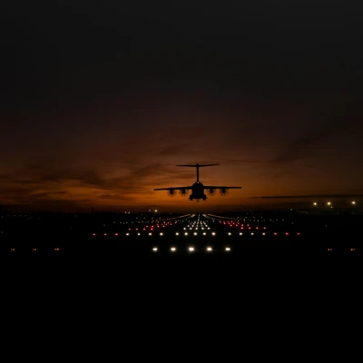 Avion atterrissant de nuit avec système d'aide visuelle à la navigation aérienne